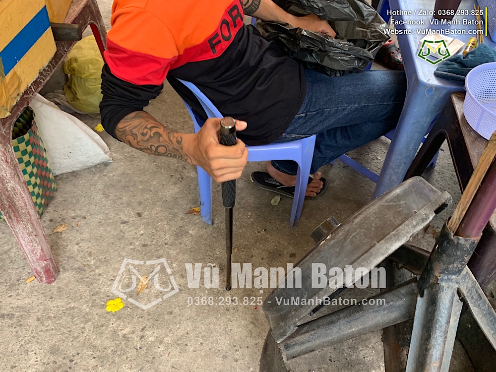 Ban Duc Trong (Quan 10, TpHCM) da mua gay Baton ASP Chinh Hang mau den Army Titan (1)