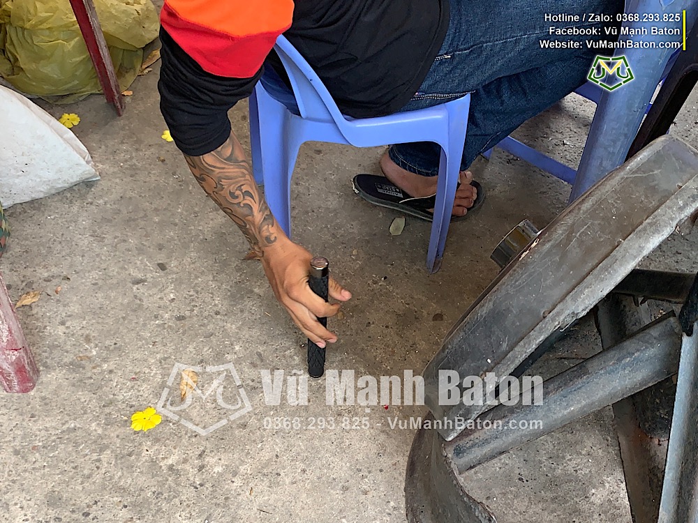 Ban Duc Trong (Quan 10, TpHCM) da mua gay Baton ASP Chinh Hang mau den Army Titan (2)