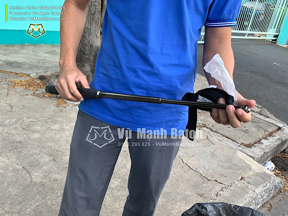 Ban Hai Ho (KCN Tan Binh, Tan Phu, TpHCM) da mua gay Baton ASP Chinh Hang mau den Army Titan (2)