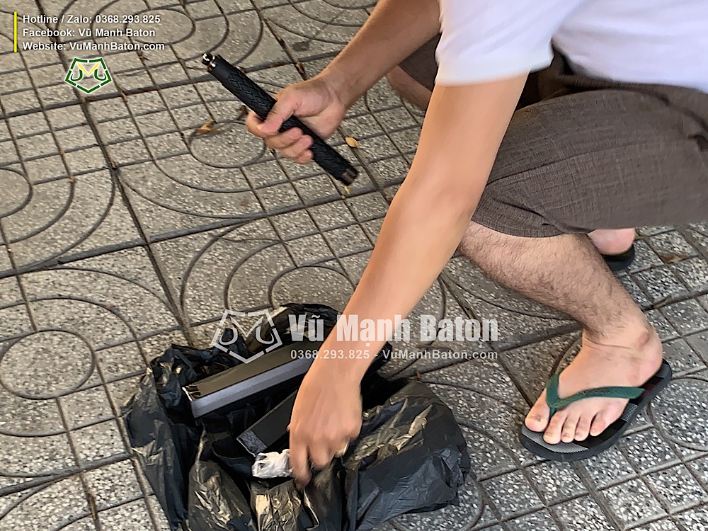 Ban Huu Tra (Le Trong Tan, Tan Phu, TpHCM) da mua 2 gay Baton ASP Chinh Hang mau den Army Titan (2)