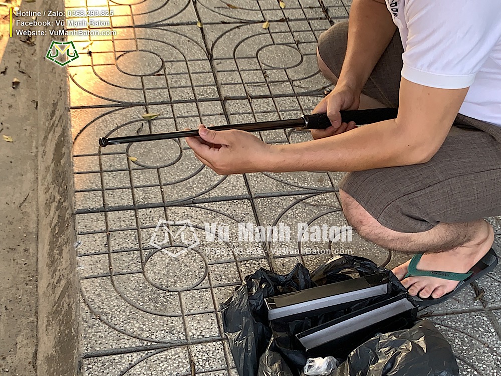 Ban Huu Tra (Le Trong Tan, Tan Phu, TpHCM) da mua 2 gay Baton ASP Chinh Hang mau den Army Titan (3)