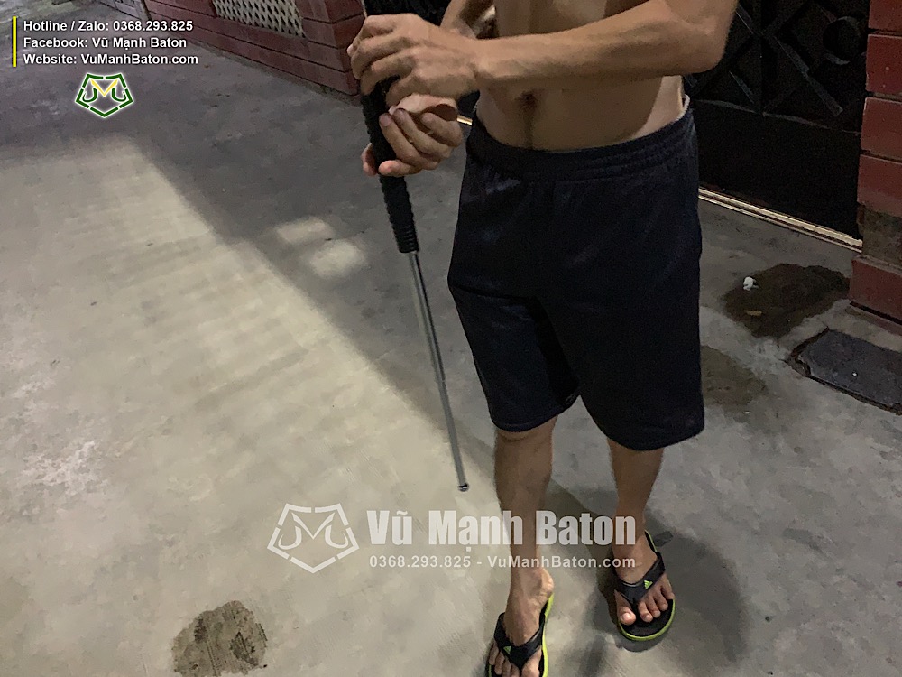Hình ảnh anh Trường Hưng ở đường Đặng Văn Ngữ, Quận 3, TpHCM đã mua 2 cây baton Hummer màu trắng bạc Silver
