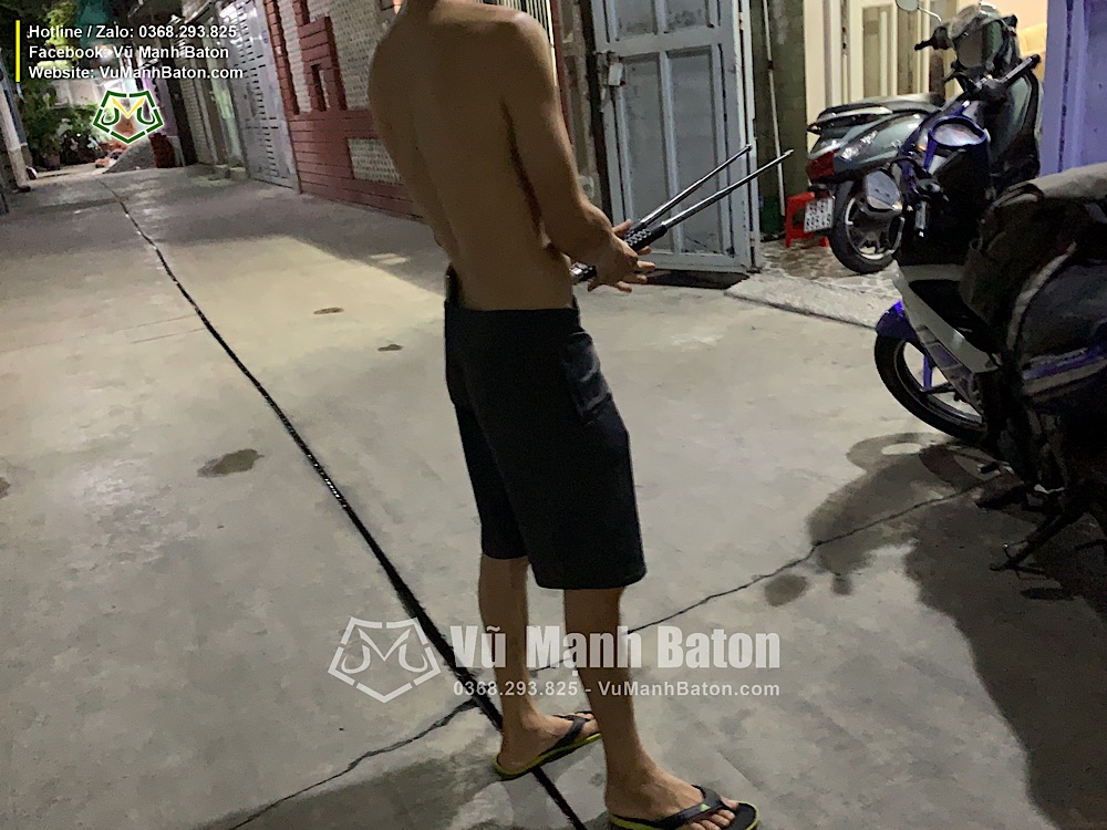 Hình ảnh anh Trường Hưng ở đường Đặng Văn Ngữ, Quận 3, TpHCM đã mua 2 cây baton Hummer màu trắng bạc Silver