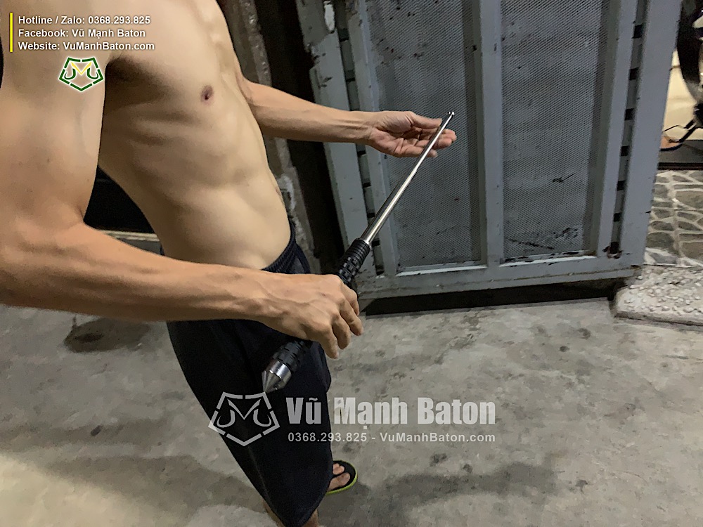 Hình ảnh anh Trường Hưng ở đường Đặng Văn Ngữ, Quận 3, TpHCM đã mua 2 cây baton Hummer màu trắng bạc Silver