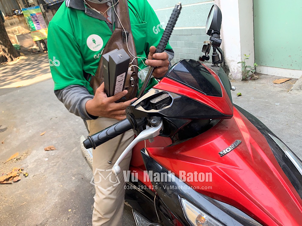 Ban Hung Huy (Quan 10, TpHCM) da mua Baton Hummer mau den Army chuoi pha kinh (3)