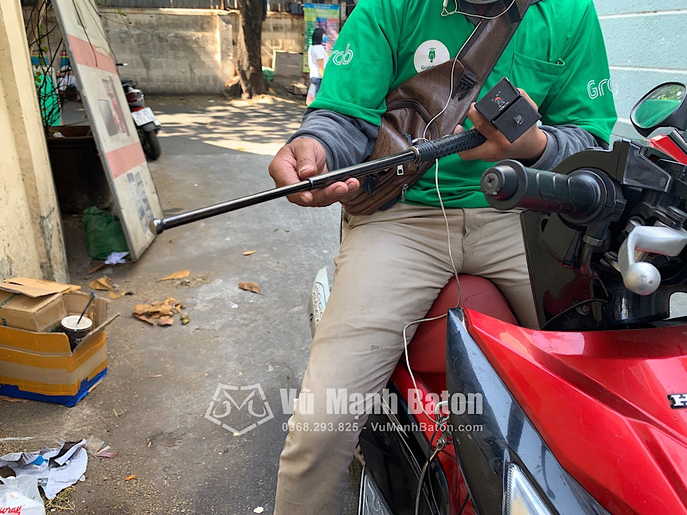 Ban Hung Huy (Quan 10, TpHCM) da mua Baton Hummer mau den Army chuoi pha kinh (4)