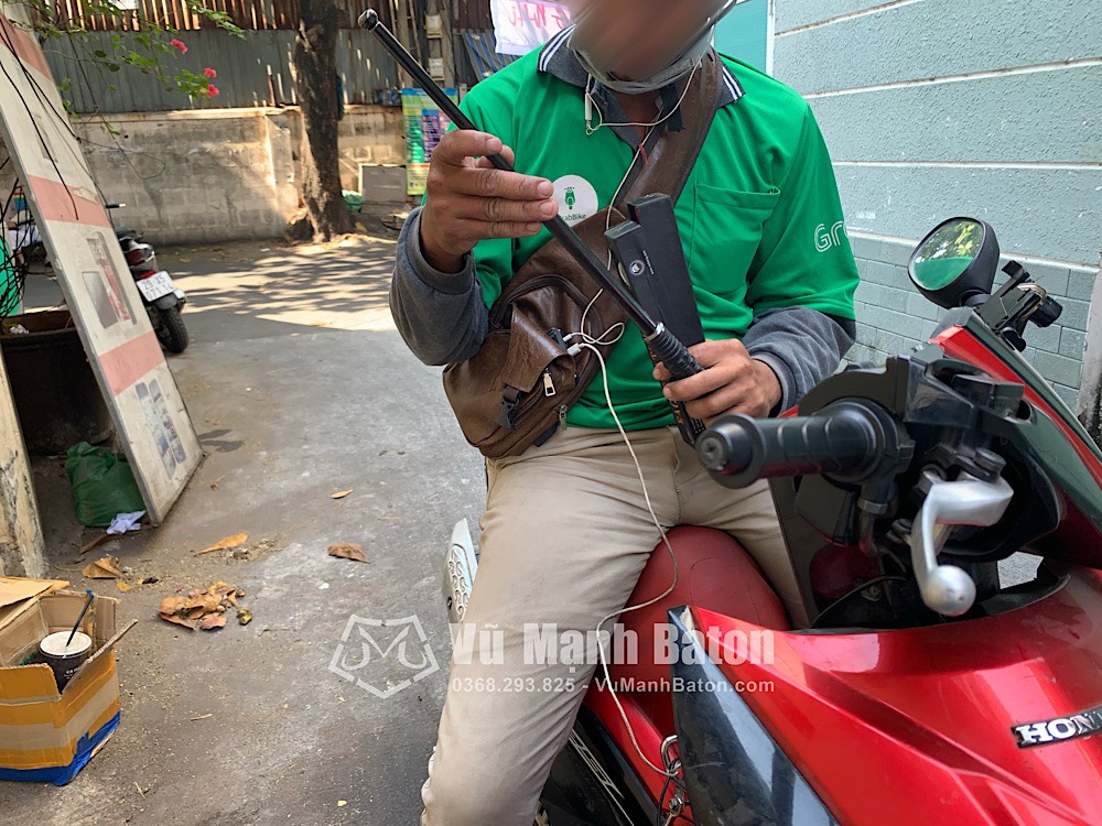 Ban Hung Huy (Quan 10, TpHCM) da mua Baton Hummer mau den Army chuoi pha kinh (7)