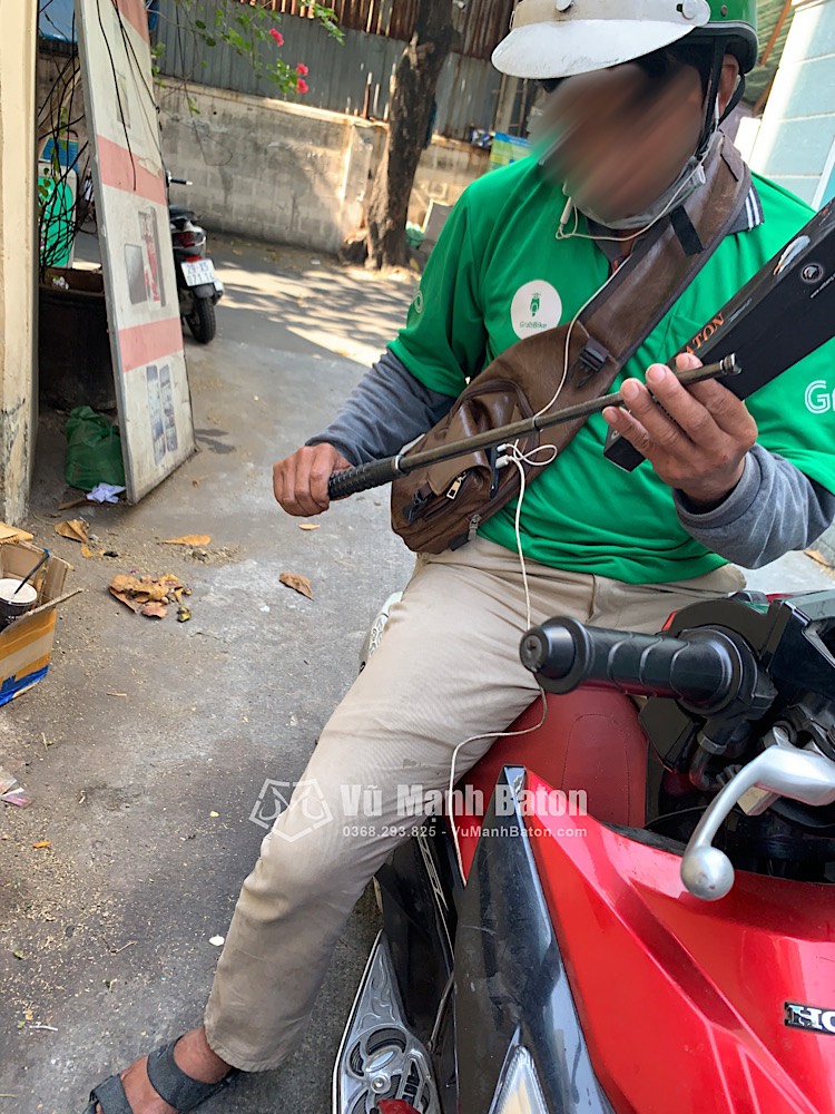 Ban Hung Huy (Quan 10, TpHCM) da mua Baton Hummer mau den Army chuoi pha kinh (9)